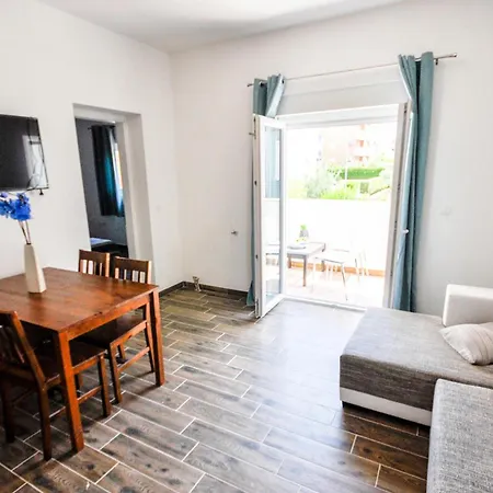 Апартаменты Awesome In Novigrad With Swimming Pool *